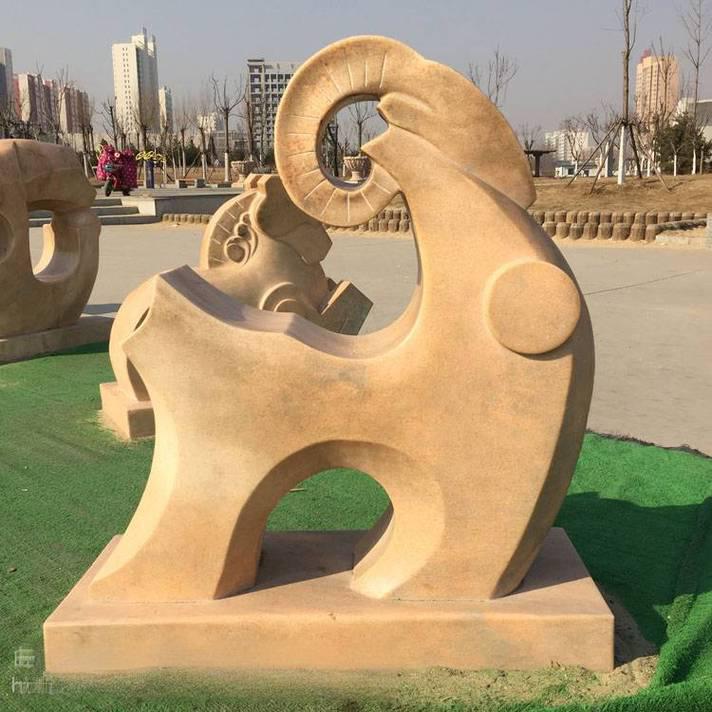 Sculpture en pierre abstraite